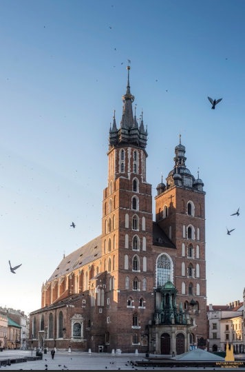 Wieża Mariacka widziana z Rynku Głównego